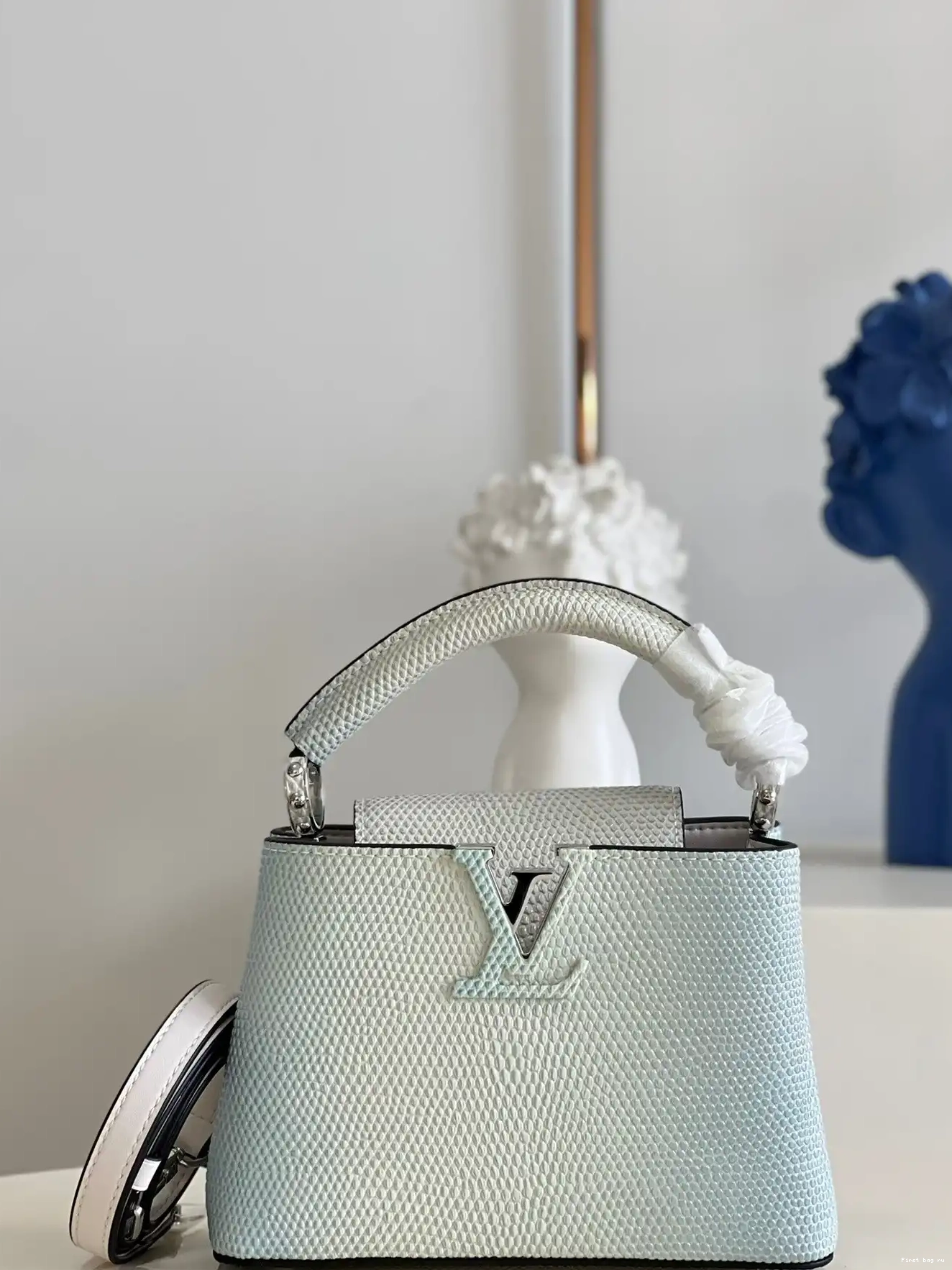 First bag ru LOUIS MINI CAPUCINES VUITTON 0527